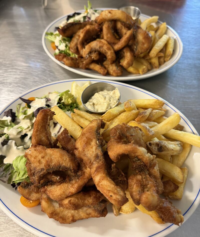 Friture de carpe,frites, salades