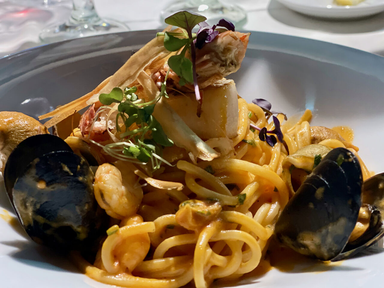 Pasta artesanal italiana con mariscos (almejas, caracoles de mar, mejillones, viera, gamba organica)