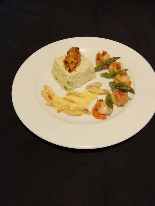 Brochette de saint jacques panées,crème de chorizo, risotto aux asperges et sa fine ratatouille