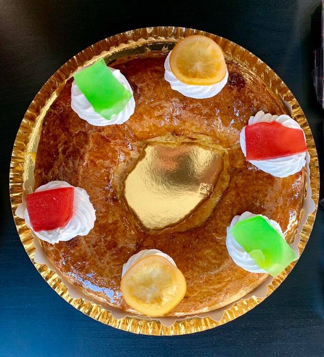 Roscón de Reyes Hojaldre. Elaborado cien por cien con mantequilla y almendra marcona. Tu roscón de reyes en Oviedo.