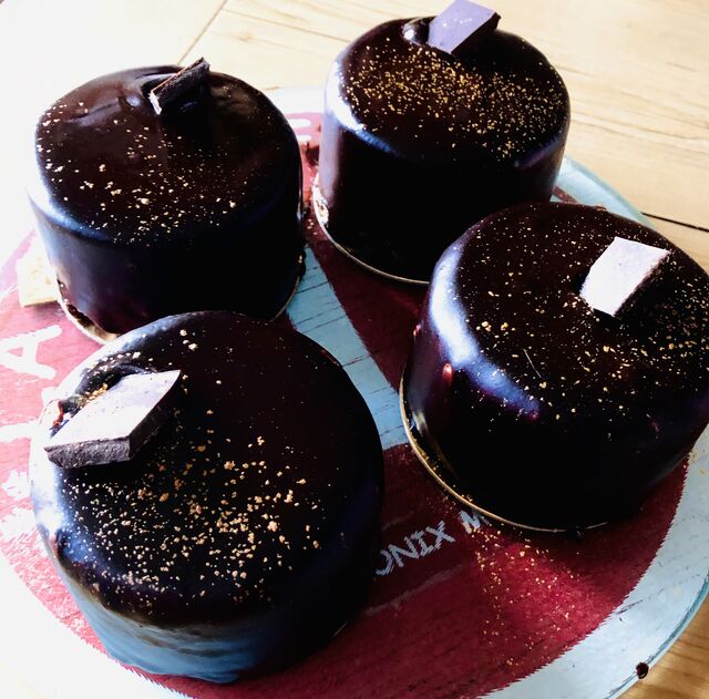 Entremets Royal au chocolat 4€pCroustillant chocolat noir, ganache chocolat noir, génoise amandes, Mousse choco et cacao 
