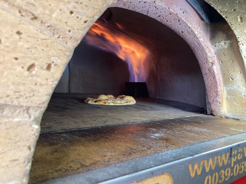 Pizza aus dem Holz- Feuersteinofen