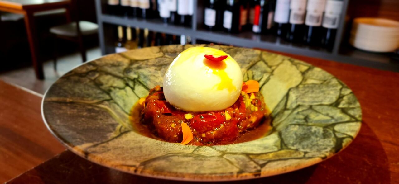 Ensalada tibia de burrata con pimientos asados 