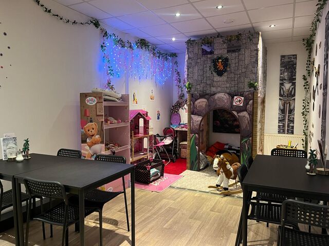 Stoly k sezení i zde