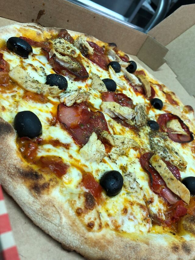 PIZZA: Pesto de poivrons grillé, mozzarella, oignons, chorizo, poulet