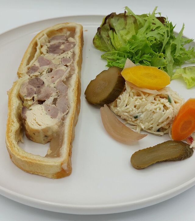 Pâté en croûte de canard aux noisettes, rémoulade de vermicelles à la pomme