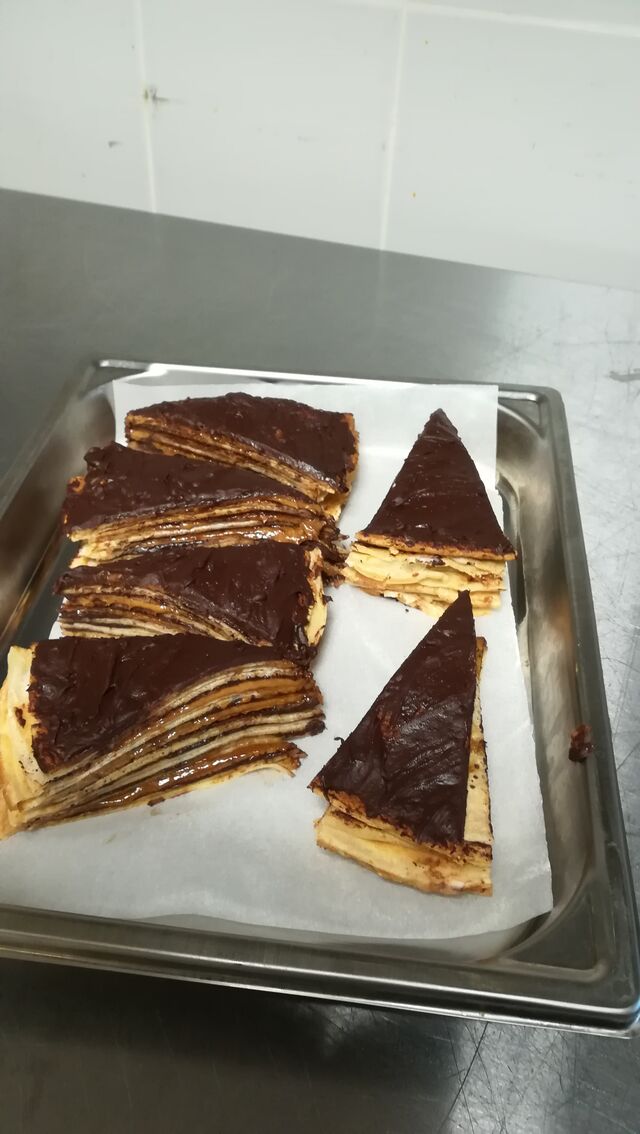 mille feuille de crêpes : chocolat-pralin-crème