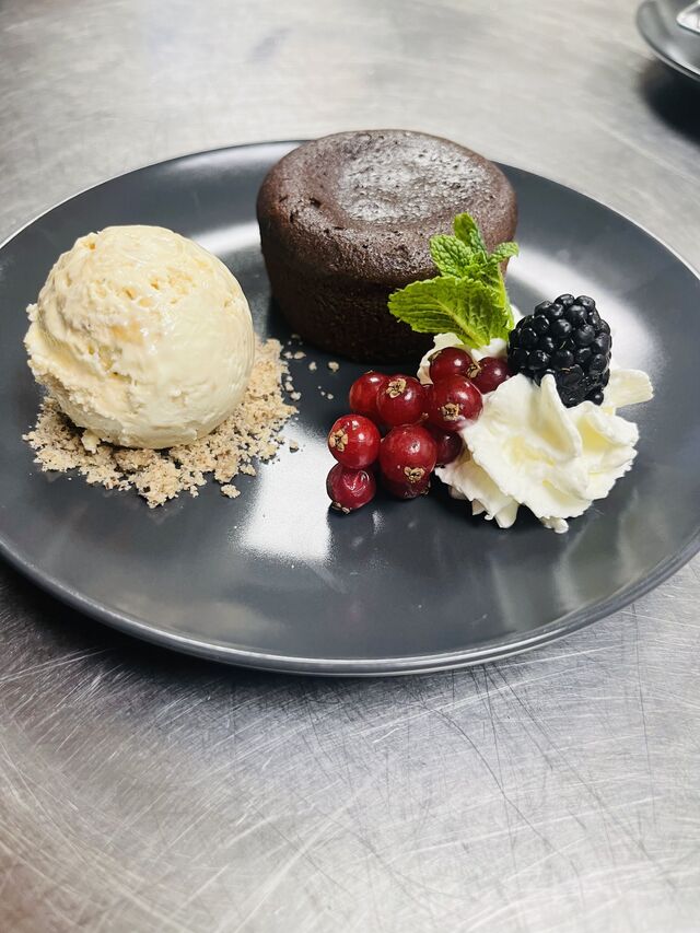 Le coeur coulant maison accompagné de sa boule de glace Dolce de leche ! Un delice 