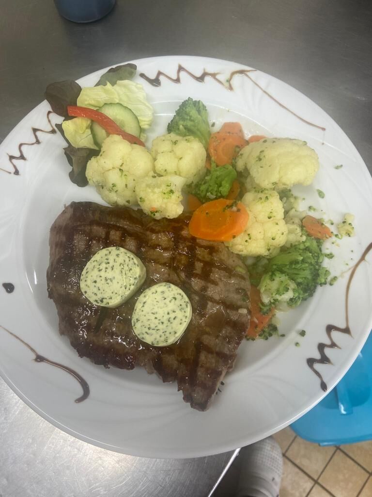 Rumpsteak mit Kräuterbutter und Buttergemüse
