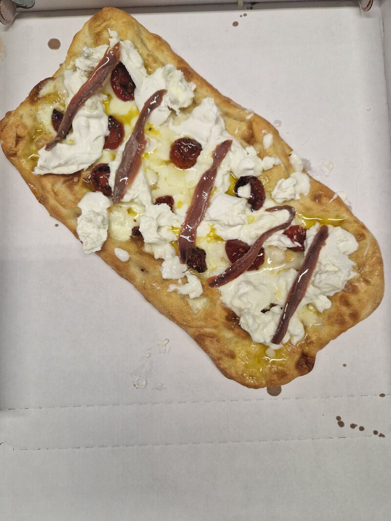 PINSA ROMANA CON ACCIUGHINE DEL CANTABRICO STRACCIATELLA E POMODORINI CONFIT