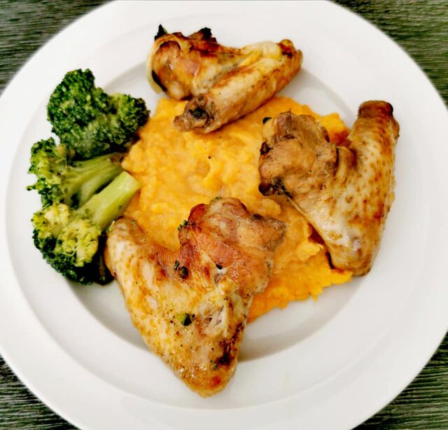 Purée de patates douces à la vanille Bourbon, ailes de poulet marinées et grillés au miel et gingembre