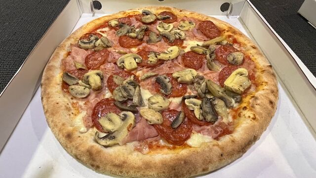 PROSCIUTTO E FUNGHI CON AGGIUNTA DI SALAMINO PICCANTE