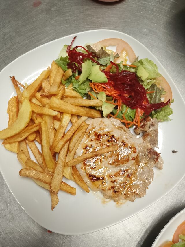 Chuleta de cerdo con papas y ensalada 