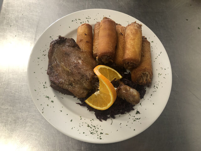 Sült kacsacomb párolt lilakáposztával, almás burgonya krokettel