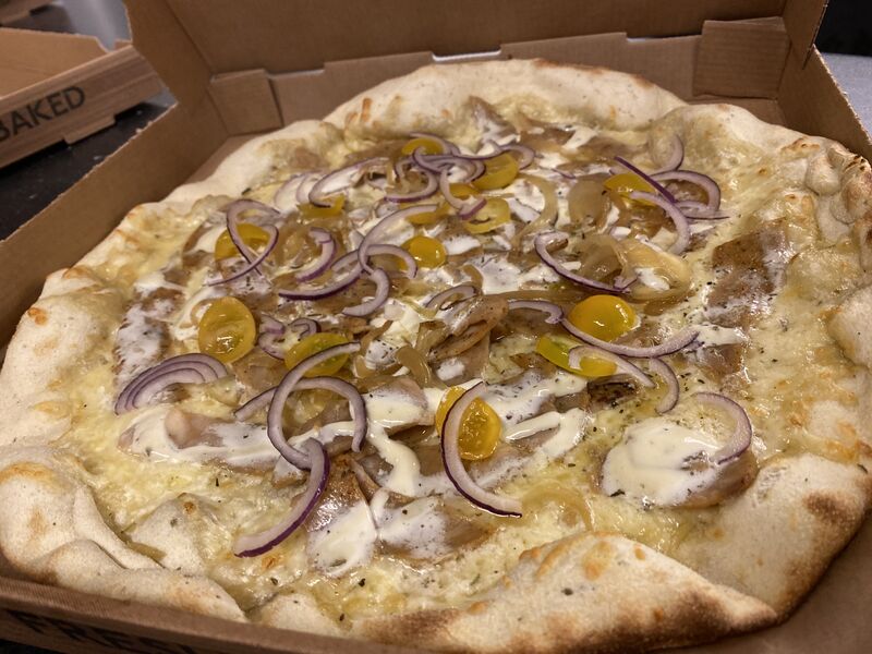 LA KEBAB
Mozza emmental, kebab, oignons cuisinés, crème pitta, oignons rouge, tomates cerises