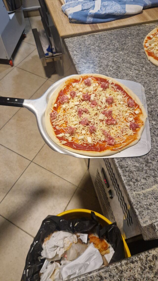 PER LE NOSTRE PIZZE SOLO INGREDIENTI DI QUALITA..MOZZARELLA FIORDILATTE...SALSICCIA CLAI 