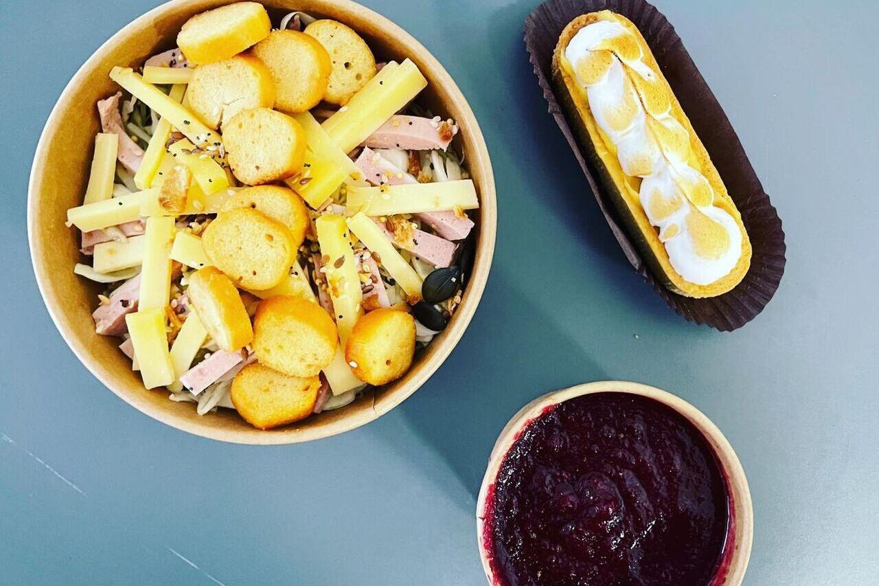 Smoothie super Kale riche en calcium ; Salade chou blanc, comté, mortadelle ; Tartelette citron meringuée