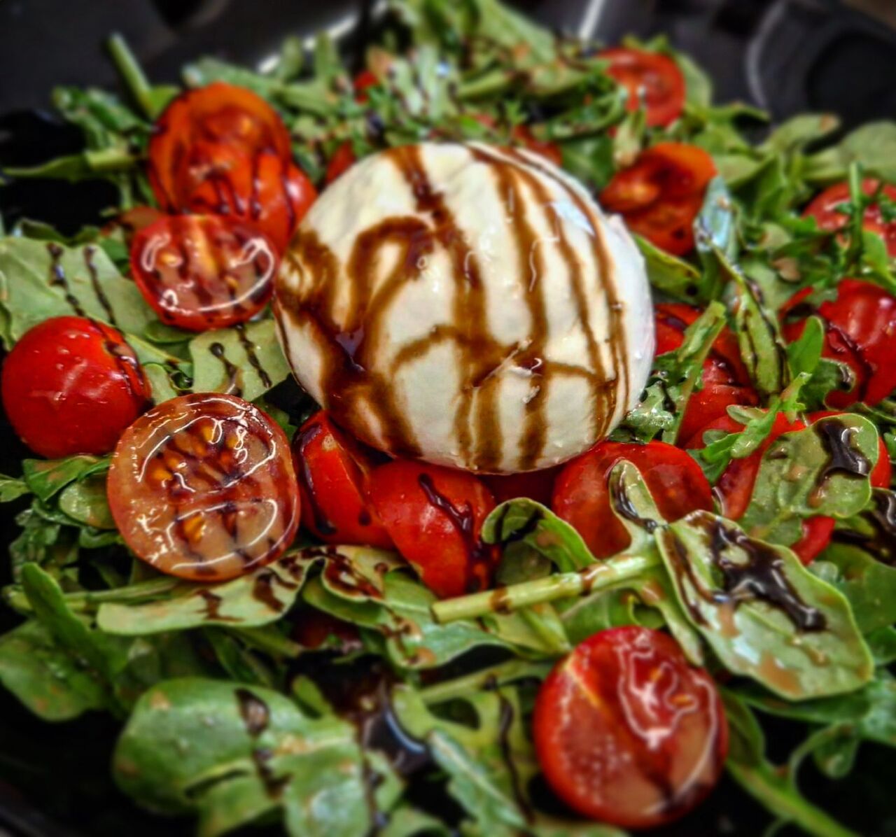 Burrata Salat mit Rucola und Kirschtomaten 