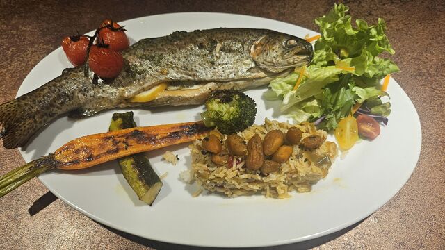 Truite du pays riz et légumes