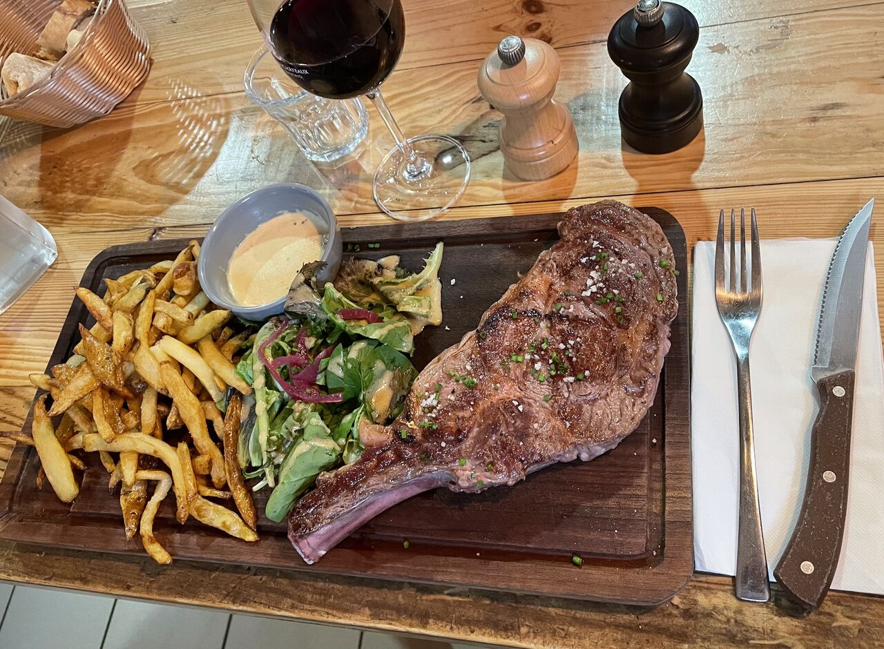 Côte de bœuf frites salade 