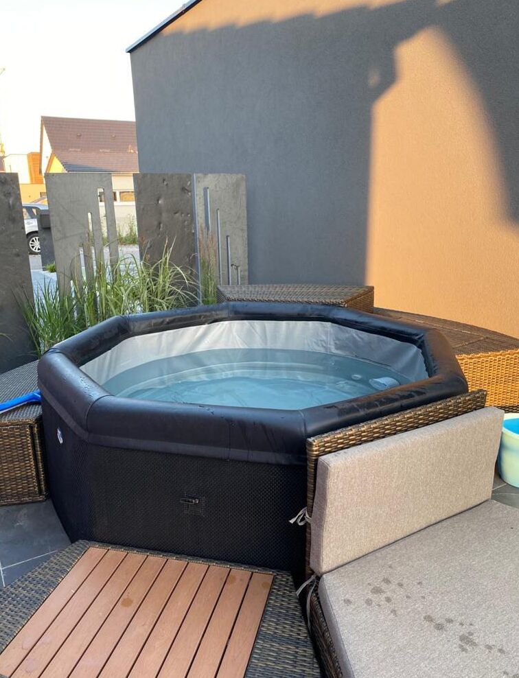 Le jacuzzi...rien de tel pour se relaxer après avoir découvert notre belle région.