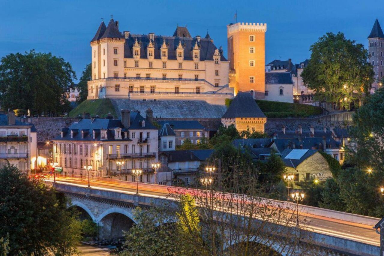 "Pau, porte des Pyrénées"