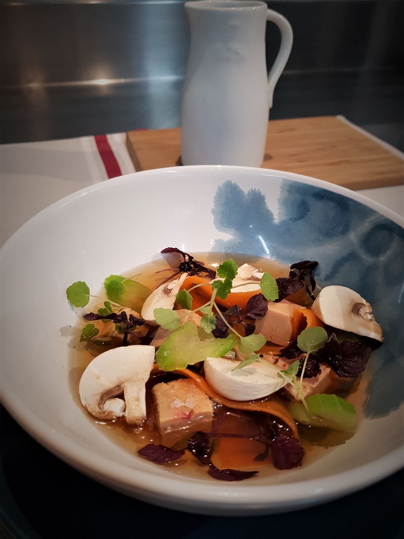 FOIE GRAS MI-CUIT / LÉGUMES CROQUANTS / BOUILLON DE VOLAILLE