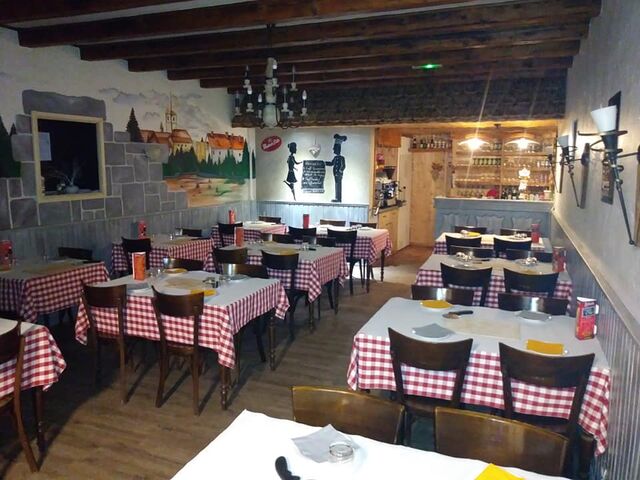 grande salle jusqu'a 40 personnes
privatisable pour vos anniversaire repas famille etc
tarif nous contacté