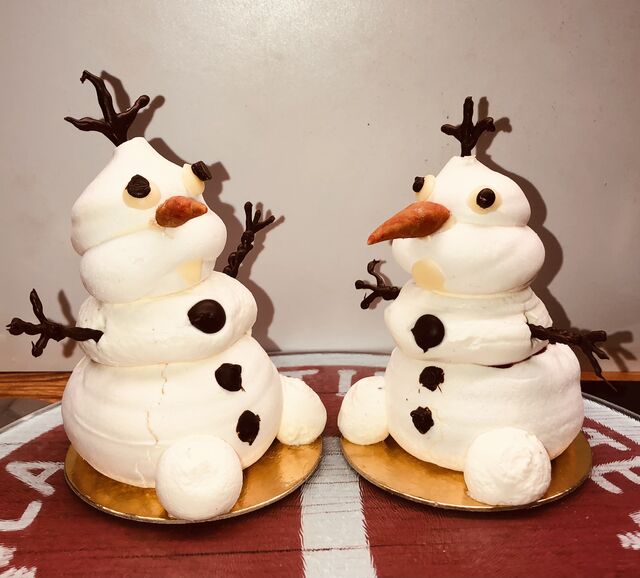 Pavl’OlafMeringue, confit fruits rouges, biscuit de Savoie, crémeux fruits rouges, chantilly vanille, déco choco 