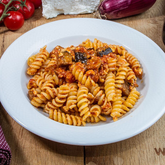 Fusilli con salsa de Tomate, Ricotta y Berenjena