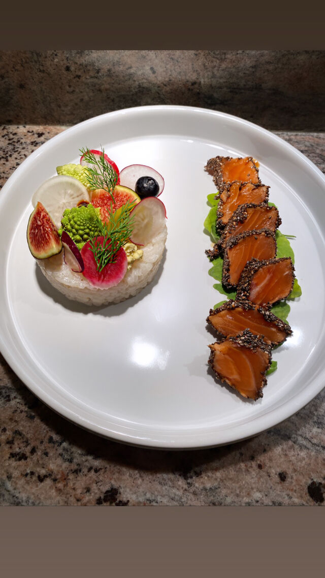 Tataki de saumon et riz vinaigre aux légumes crus 