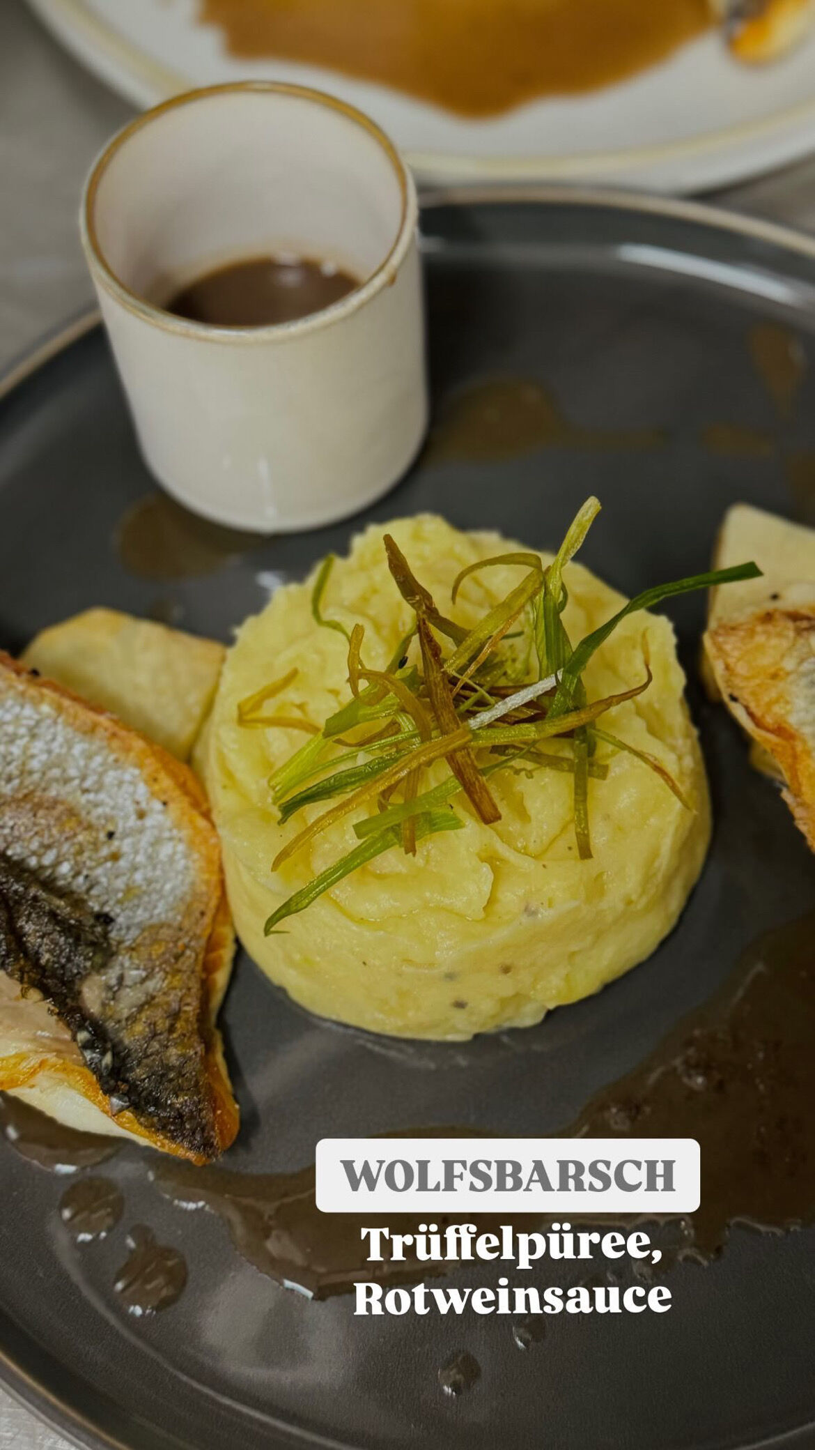 Wolfsbarsch, Trüffelpüree & Rotweinsauce