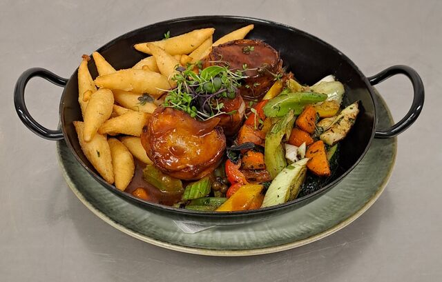 Schweinsfilet im Speckmantel mit Pfeffersauce, buntem Gemüse und Schupfnudeln