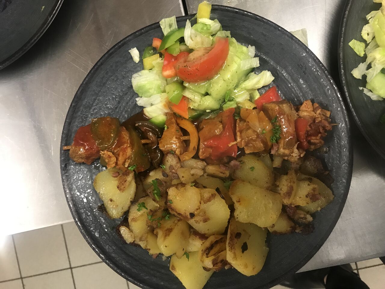 Schaschlik mit Bratkartoffeln 
