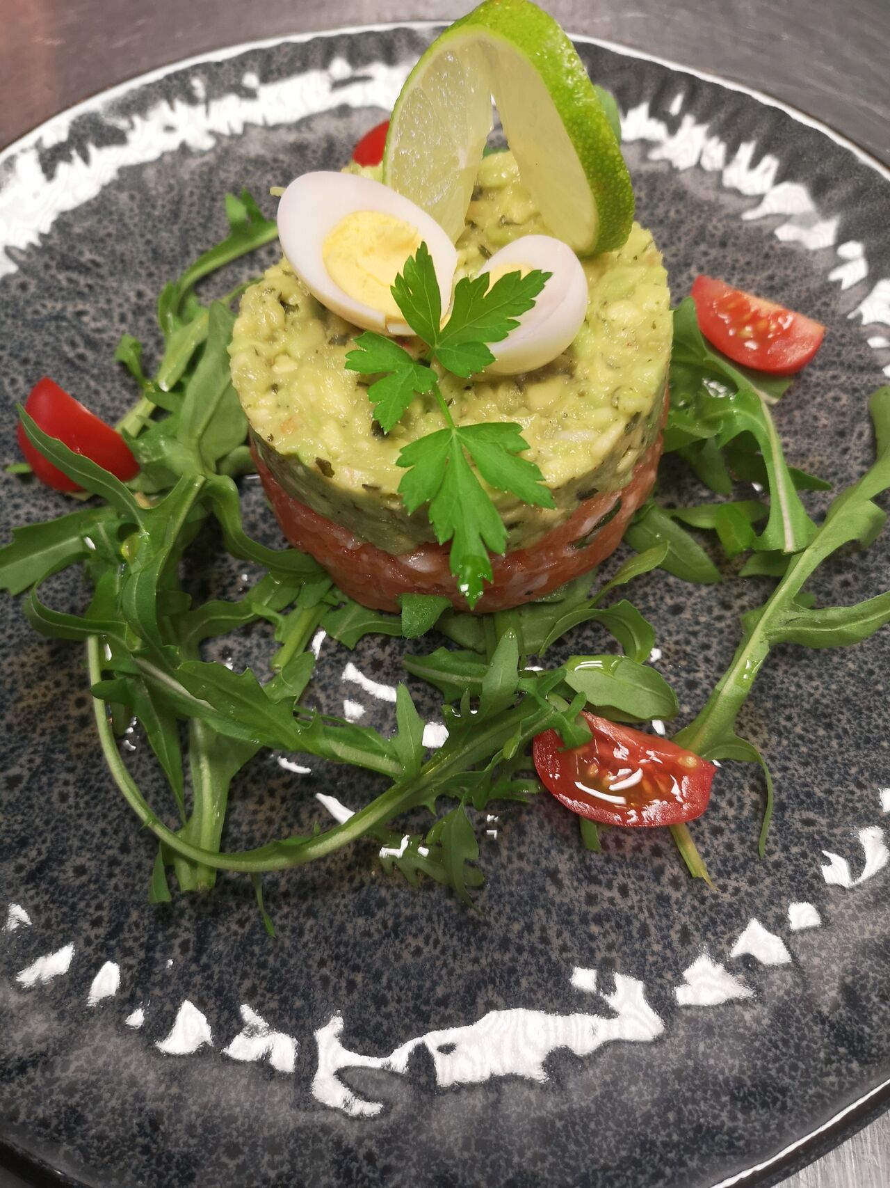 Lachs Tatar mit Avocado und Wachtel Eier