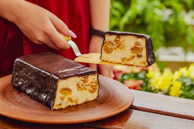 Львівський сирник - сир, сметана, яйця, курага, цедра апельсину, шоколадна глазур.