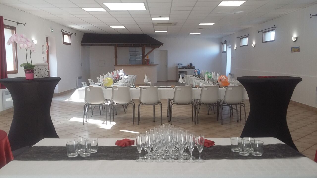 La salle de réception et son bar : jusqu'à 120 personnes