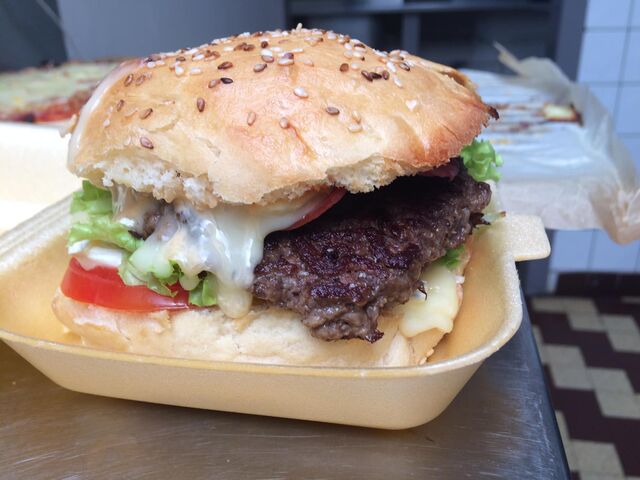 burger Baby, sur place ou à emporter : pain et sauce maison, viande fraîche et frites maisons