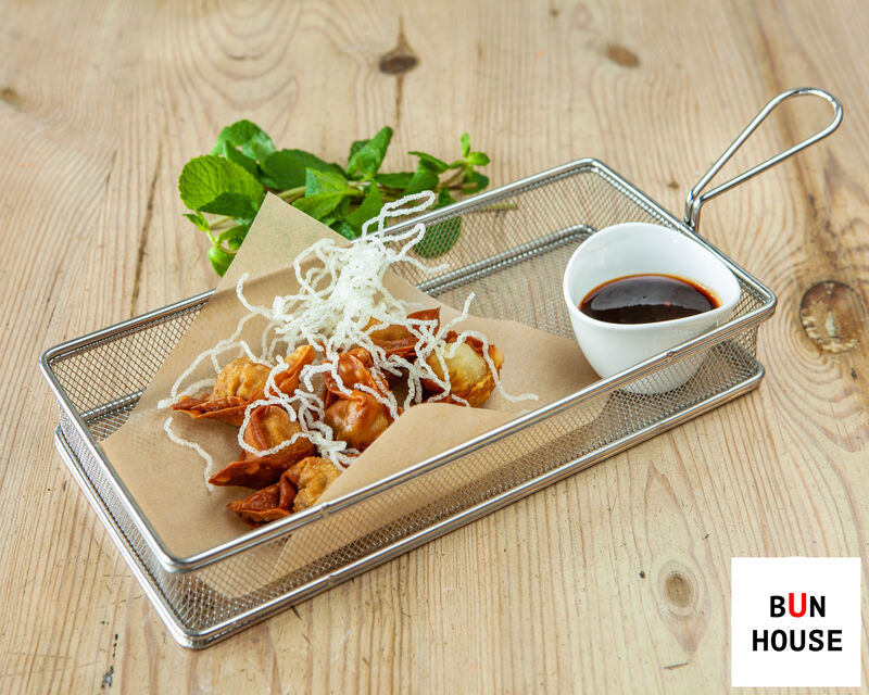 Chińskie pierożki wonton boat z wieprzowiną, porem, cebulką dymką, podane z sosem śliwkowym