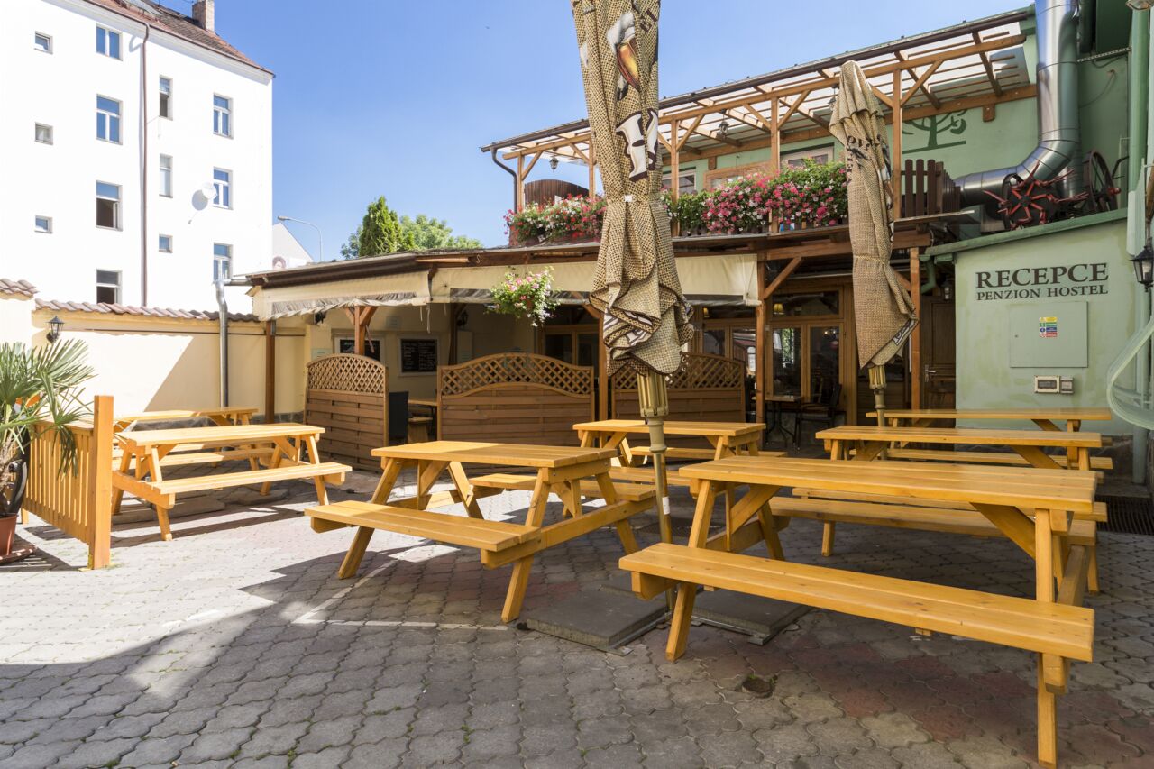 Restaurace ve Dvoře - Praha 5 | Česká kuchyně blízko mě | Zamluvit nyní