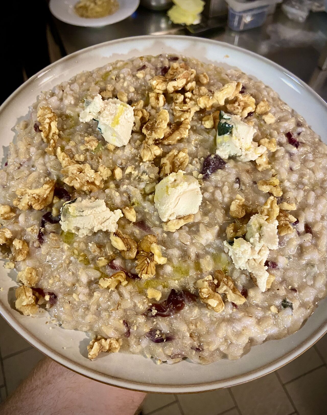 Risotto integrale con radicchio, gorgonzola vegetale e noci