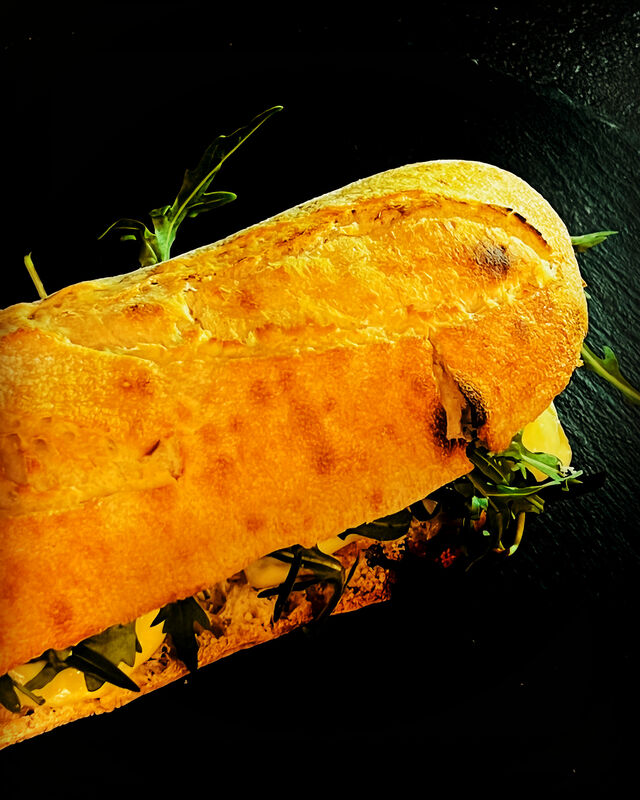 805. Baguette mit Hähnchen, Mozzarella, Tomate, Rucola, Parmesan
€7,50