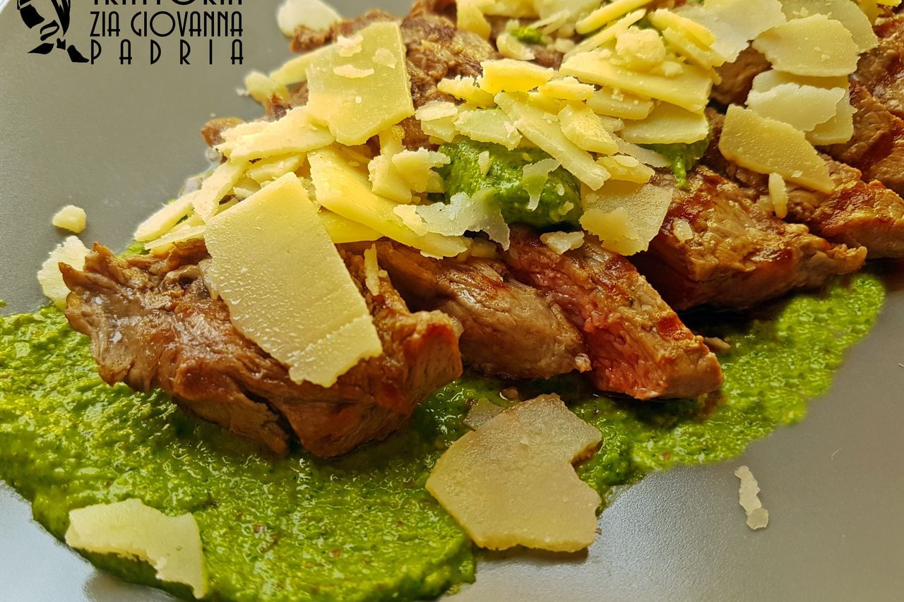 tagliata di manzo su pesto di rucola e scaglie di parmigiano