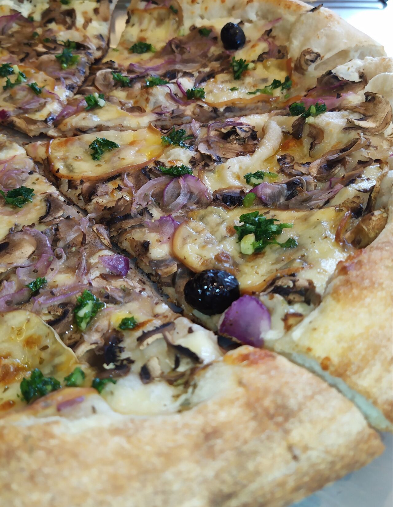 LA FUMICATA
Crème fraîche, mozzarella, champignons frais, oignons rouges, provola, olives
après cuisson : persillade