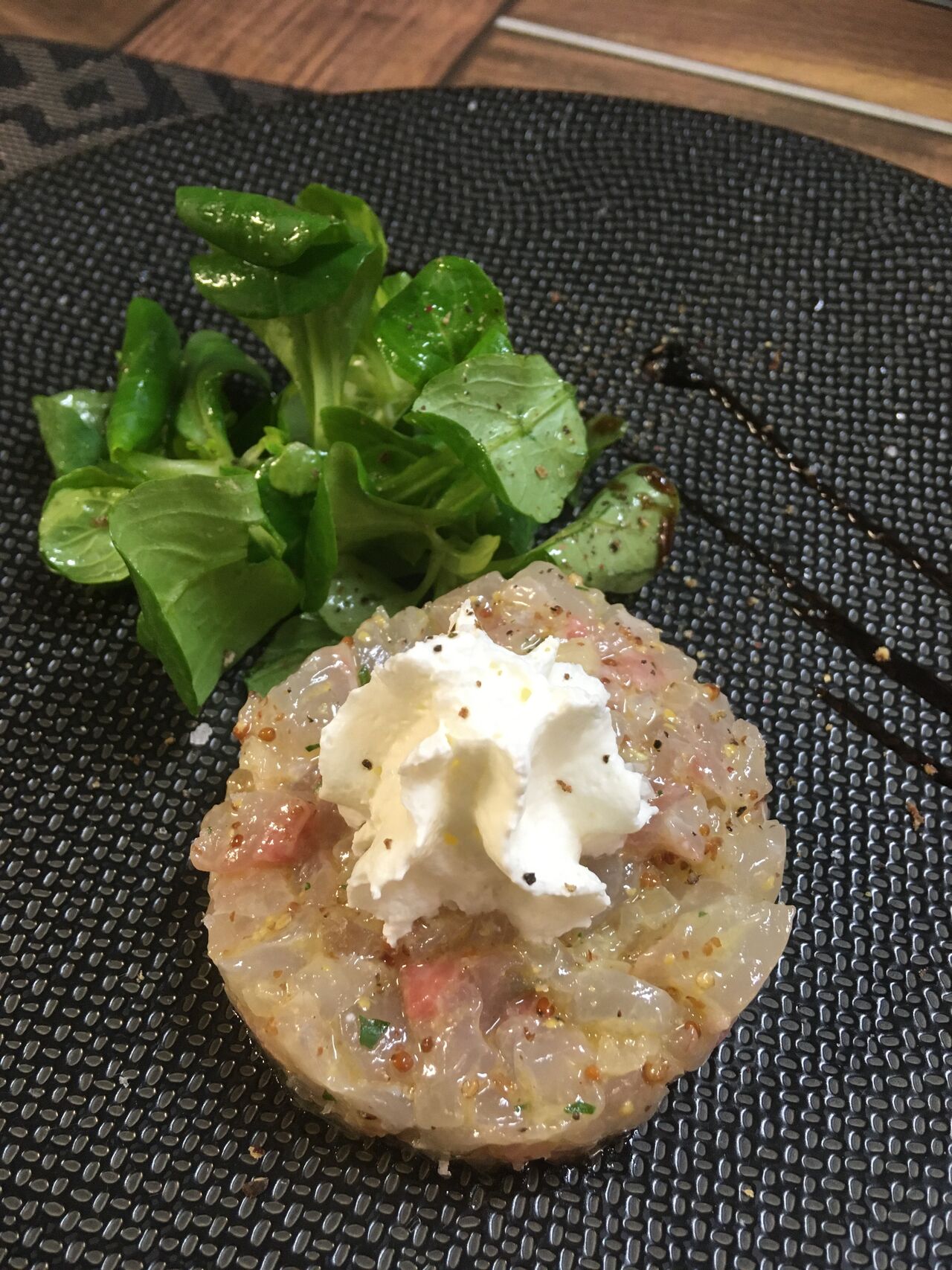 Le Tartare de Daurade à la Moutarde à l’Ancienne de Reims, Emulsion Yuzu et sa Mâche
