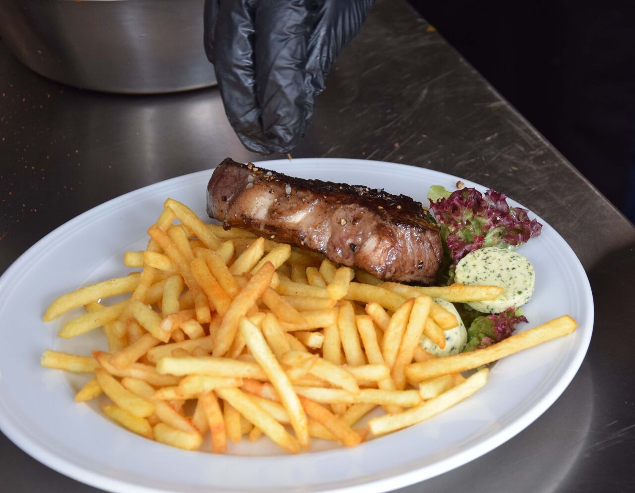 Unser beliebtes Rumpsteak mit Pommes-Frites