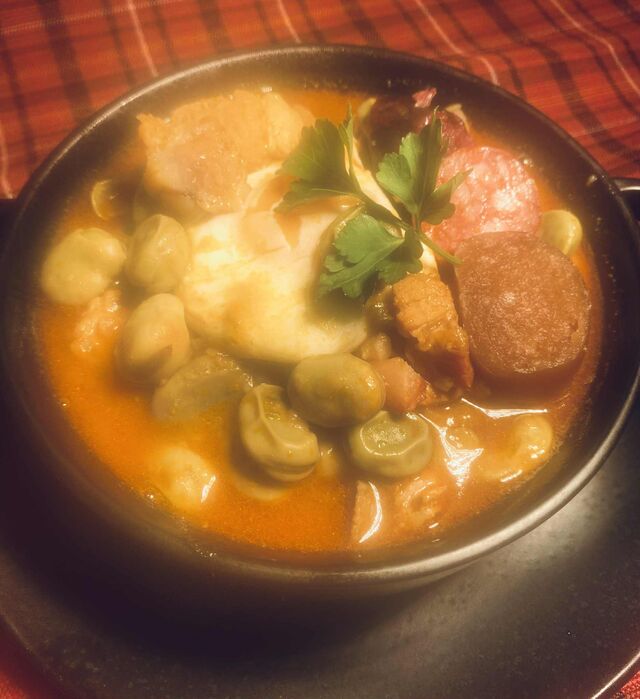 Favas guisadas c/ entrecosto enchidos e ovo escalfado. Sugestão do dia ao Almoço.