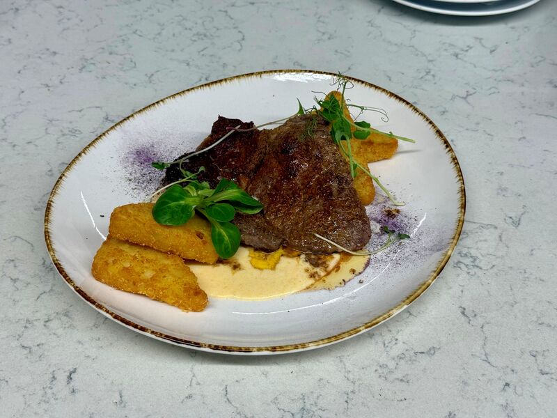 HLAVNÉ JEDLO: Štavnatý Rib Eye steak s čedarovou omáčkou a zemiakovými rösti