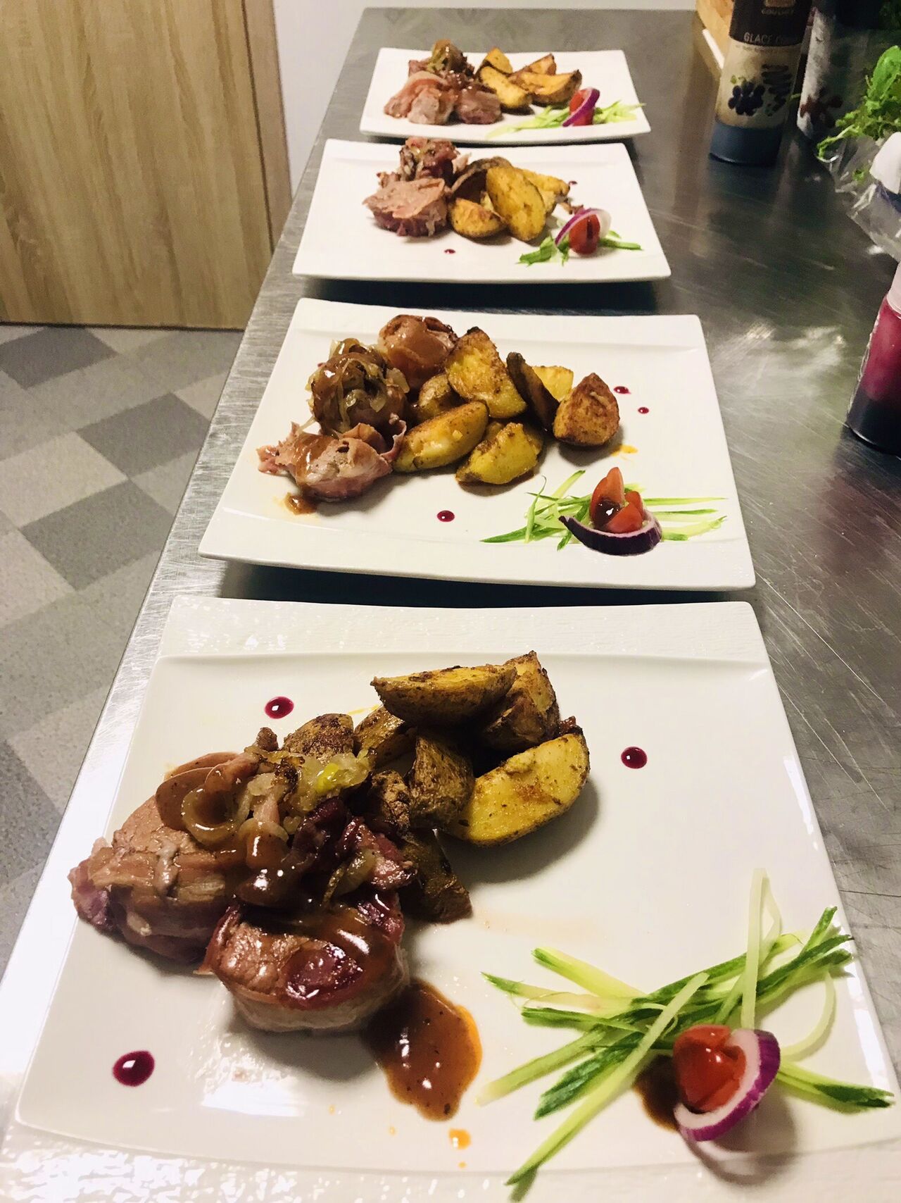 Panenka v slan. kabátiku s opek. zemiakmi