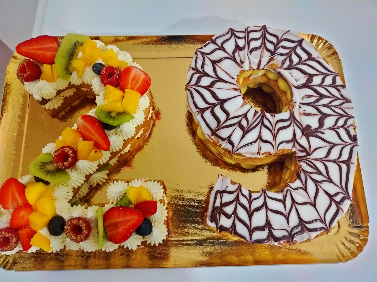 Numbers cake
2 biscuit génoise/chantilly mascarpone et fruits frais
9 mille feuilles
Pâte feuilletée maison
Crème pâtissière